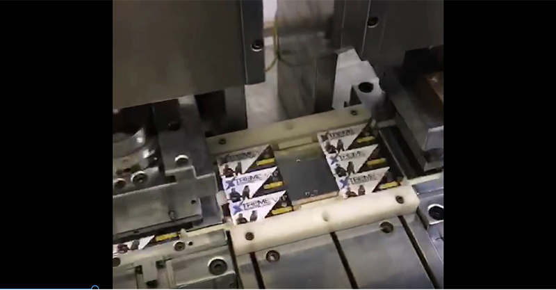 Proceso automático completo del agujero de perforación del troquelado para el plástico 3 hasta 1 tarjeta de la etiqueta