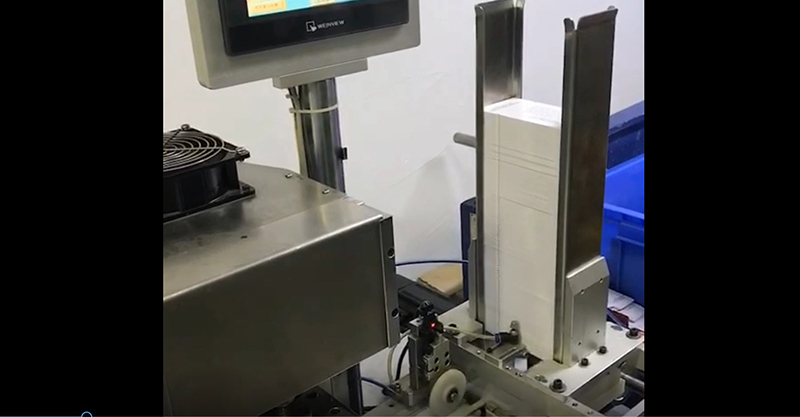 El proceso de producción de la máquina punzonadora y prensadora de llaveros de PVC completamente automática
